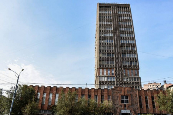 В здании Комитета кадастра в Ереване произошел пожар: эвакуированы 250 человек
